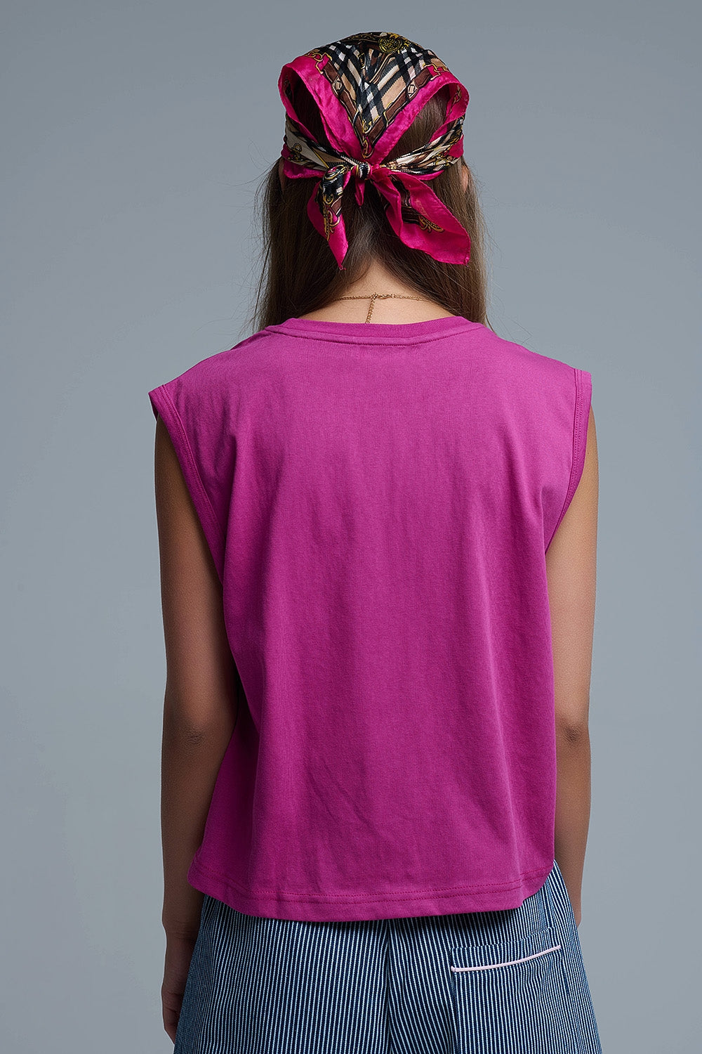 Camiseta sin mangas en algodón fucsia, vista trasera.