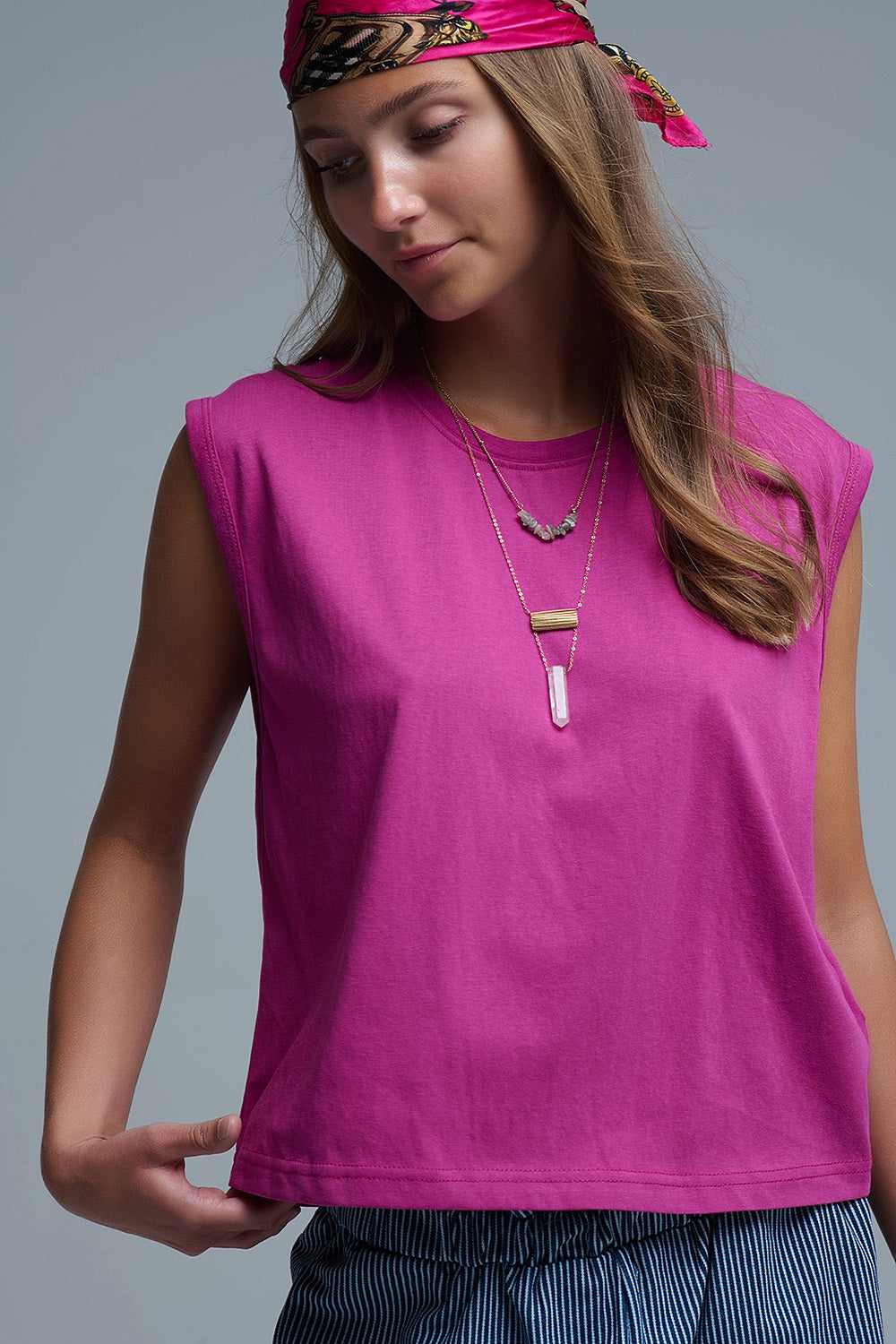Camiseta sin mangas en algodón fucsia, vista frontal.