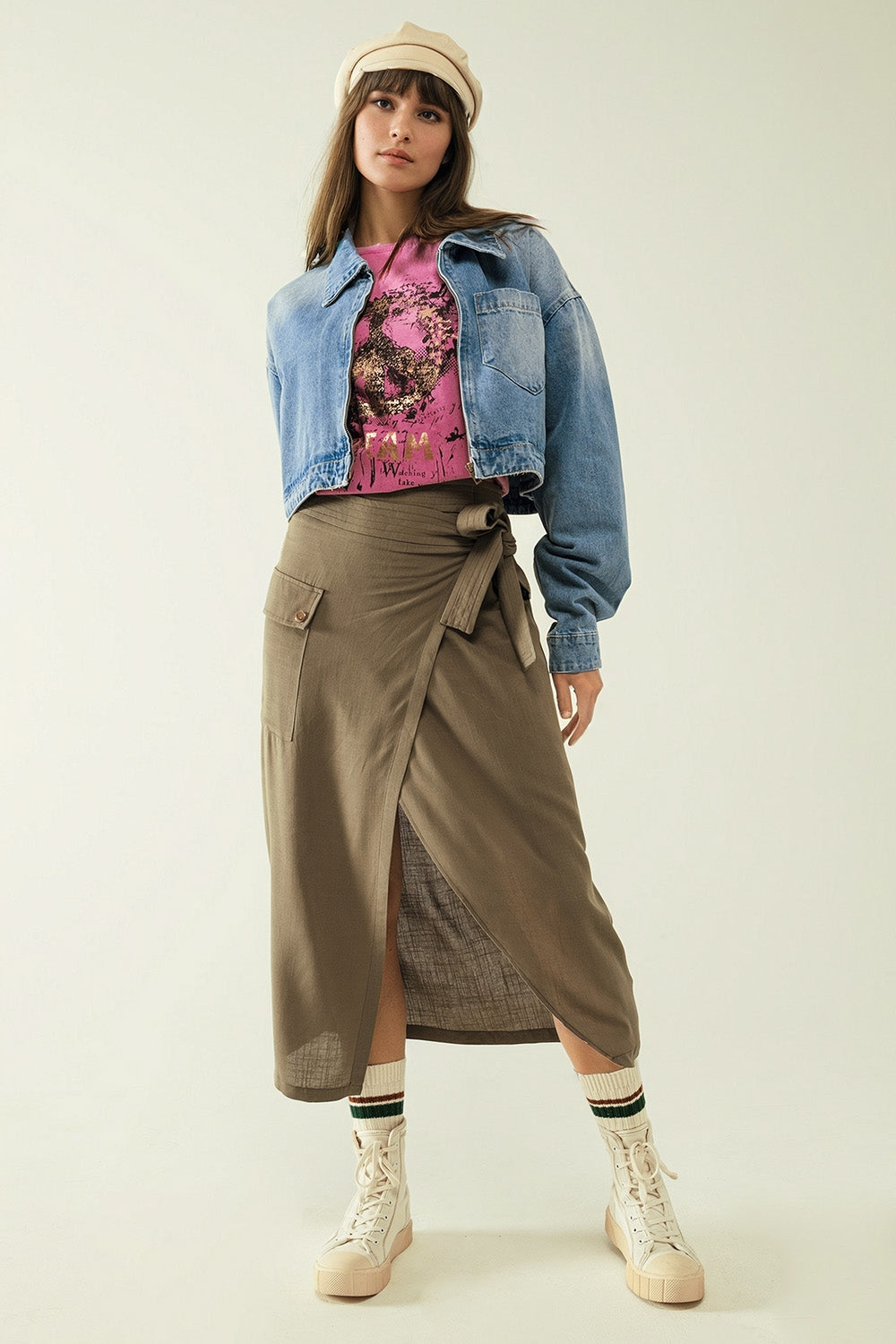 Camiseta de manga corta con diseño gráfico del signo de la paz en la parte delantera en color fucsia