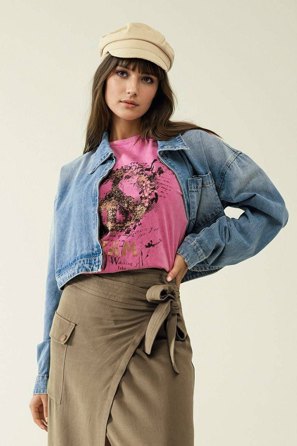 Q2 Camiseta de manga corta con diseño gráfico del signo de la paz en la parte delantera en color fucsia