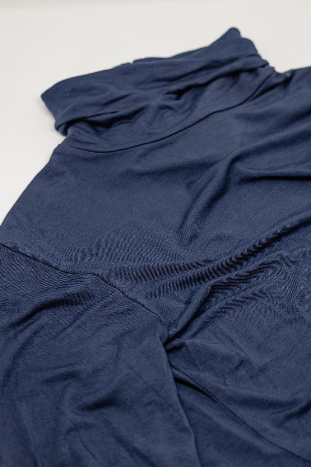 Camiseta de manga larga y cuello alto en azul marino de modal