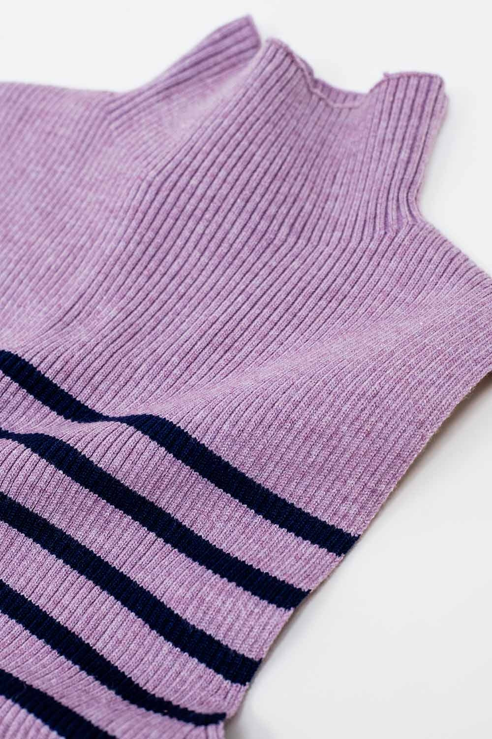Primer plano del tejido de punto fino de viscosa de un top a rayas en tonos lavanda.