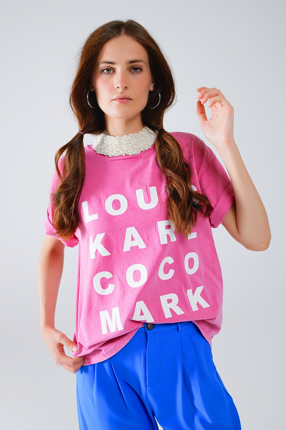 Q2 Camiseta fucsia con logotipos de nombres famosos en la parte delantera