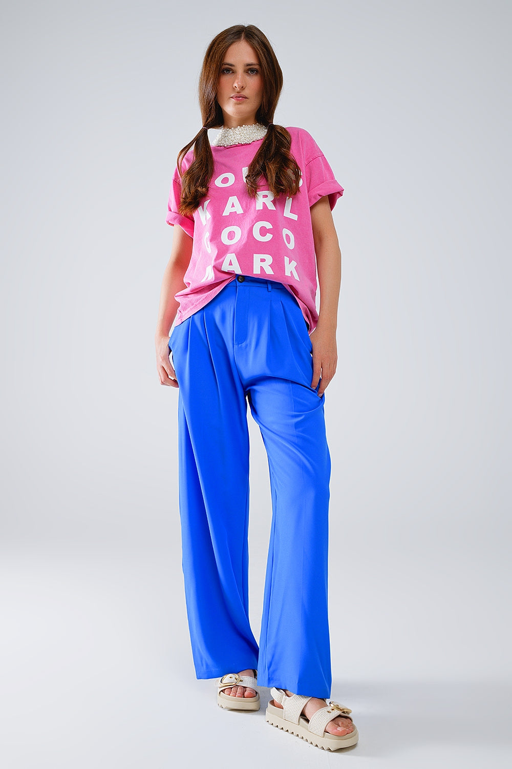 Camiseta fucsia con logotipos de nombres famosos en la parte delantera