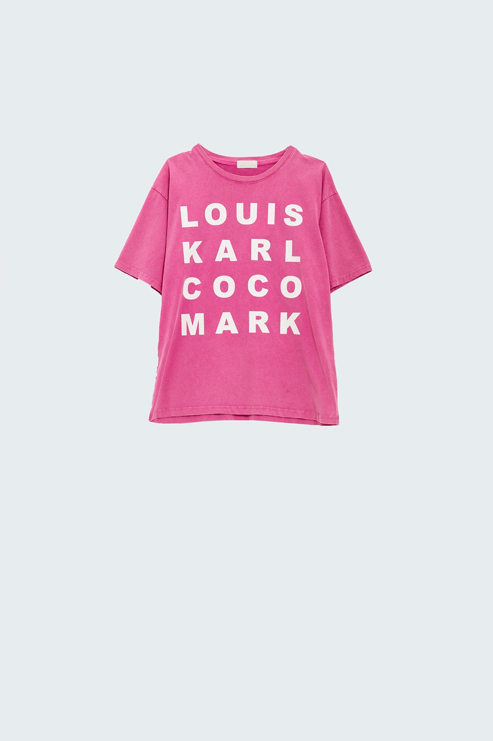 Camiseta fucsia con logotipos de nombres famosos en la parte delantera