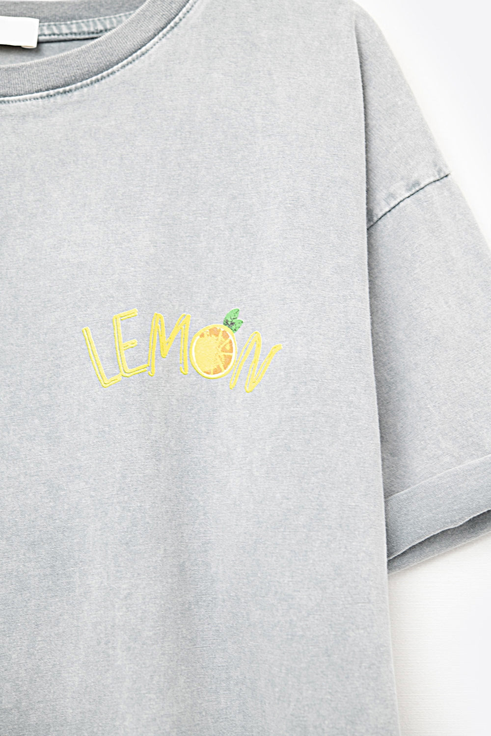 Camiseta gris lavada con gráfico de limón hecha en Italia