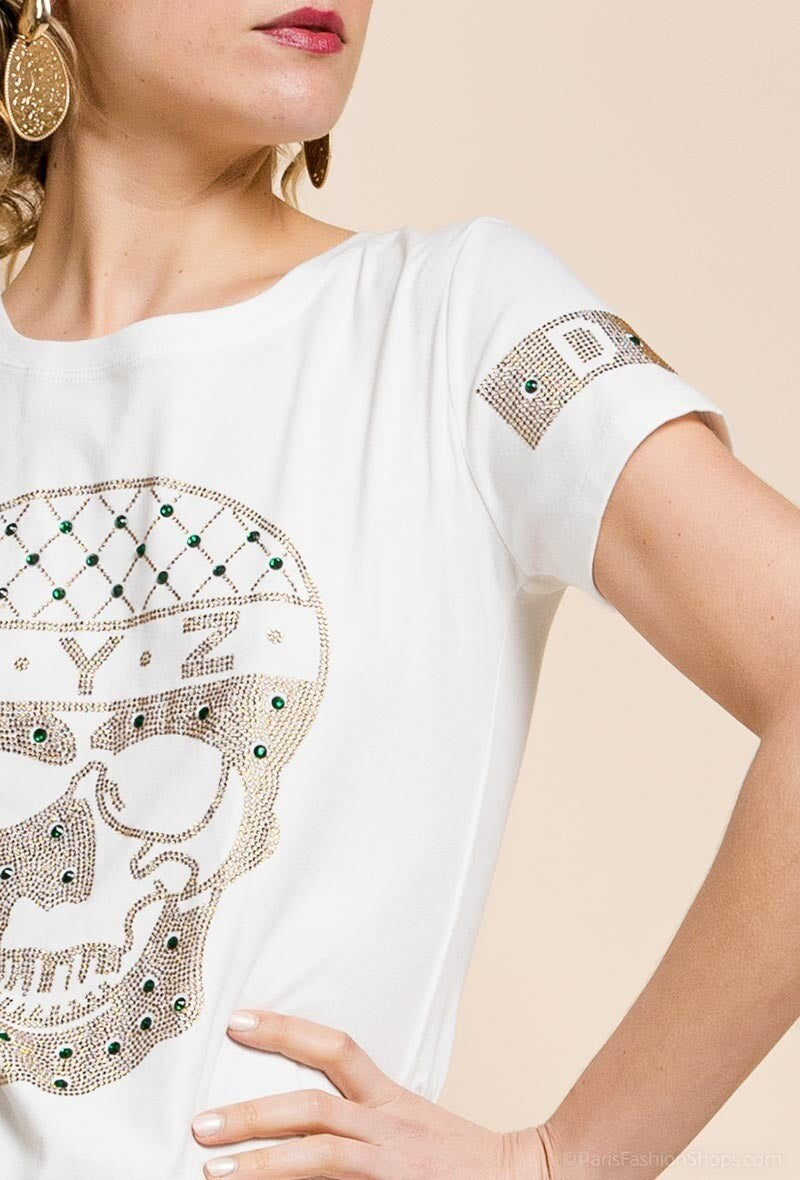Detalle del diseño frontal de calavera joya con strass sobre camiseta blanca femenina.