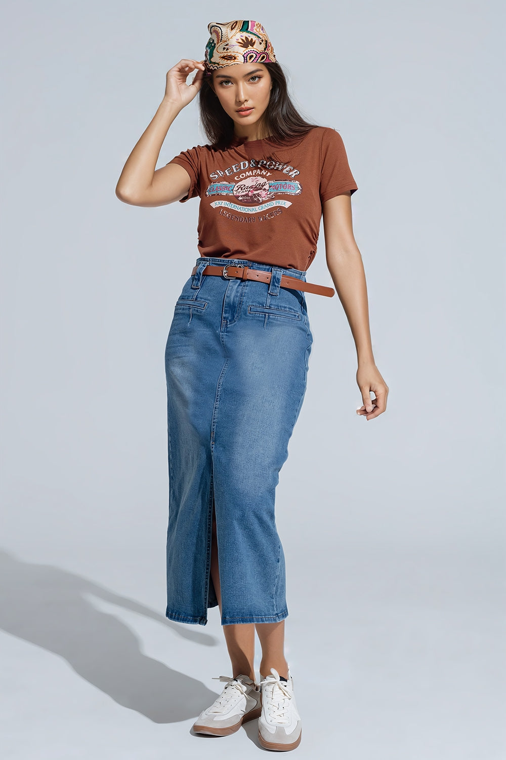 Camiseta marrón con cuello redondo y estampado gráfico