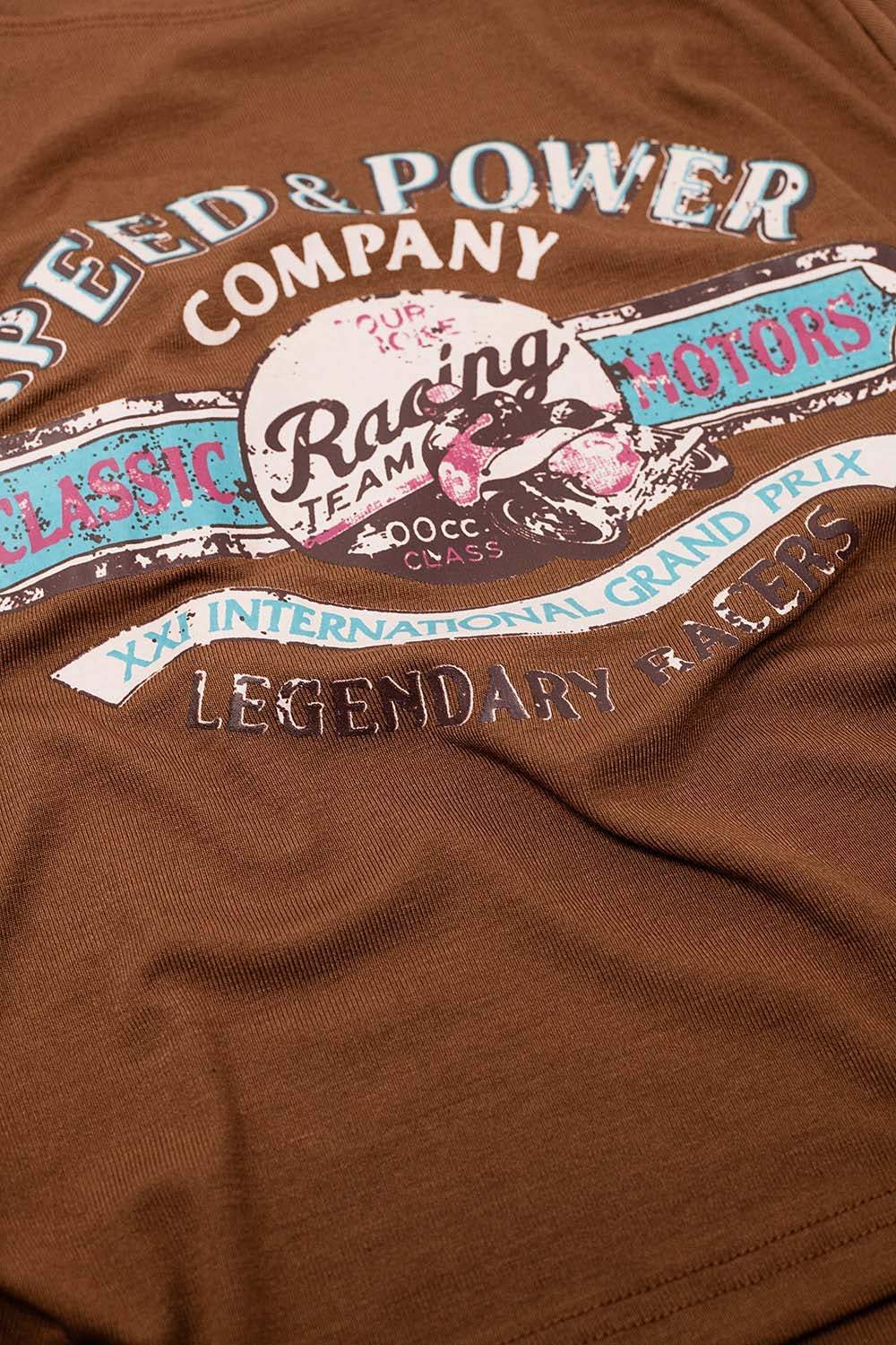 Camiseta marrón con cuello redondo y estampado gráfico