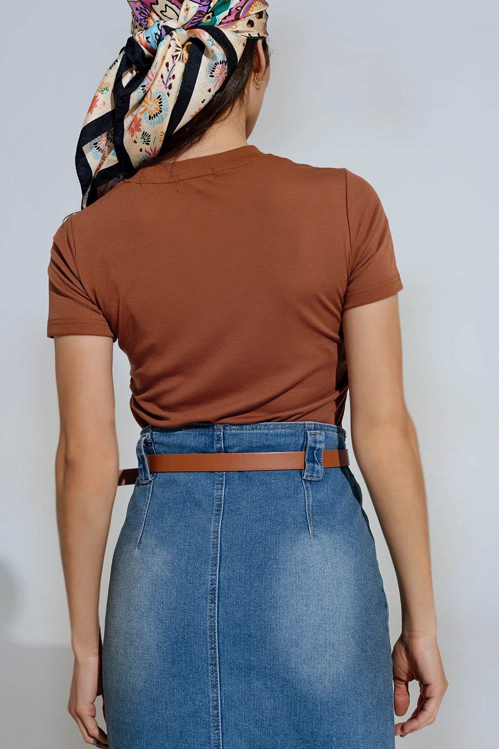 Camiseta marrón con cuello redondo y estampado gráfico