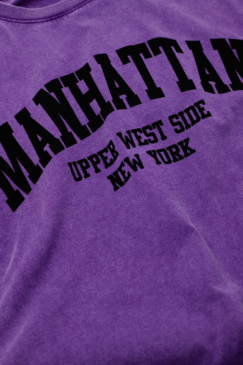 Camiseta morada con texto manhattan