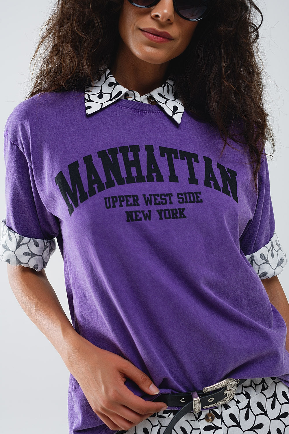 Camiseta morada con texto manhattan