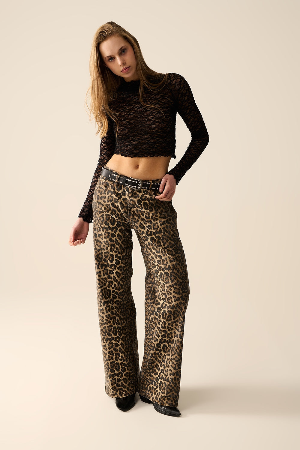 Outfit completo con top encaje negro y pantalón animal print