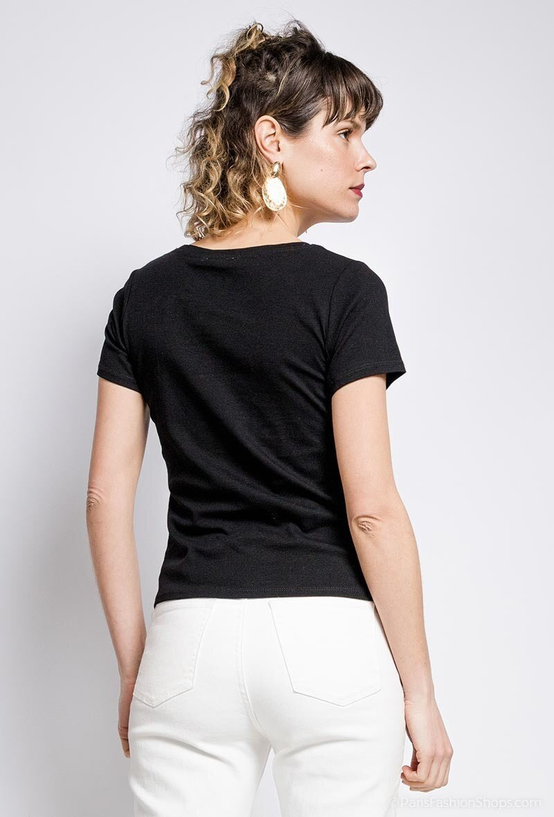 Vista trasera de camiseta negra de algodón para mujer con corte cómodo y favorecedor.