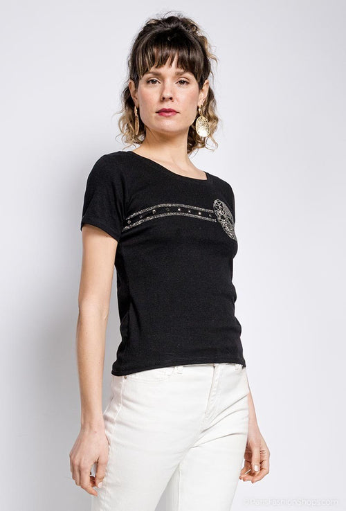 Perfil de camiseta negra mujer con diseño decorativo brillante y estilo casual chic.