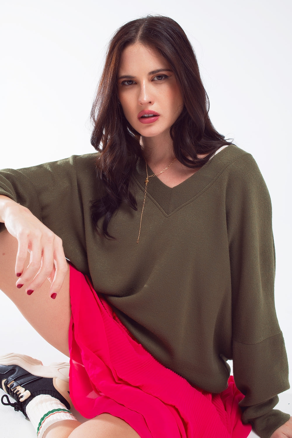 Camiseta oversize verde oliva con escote en V