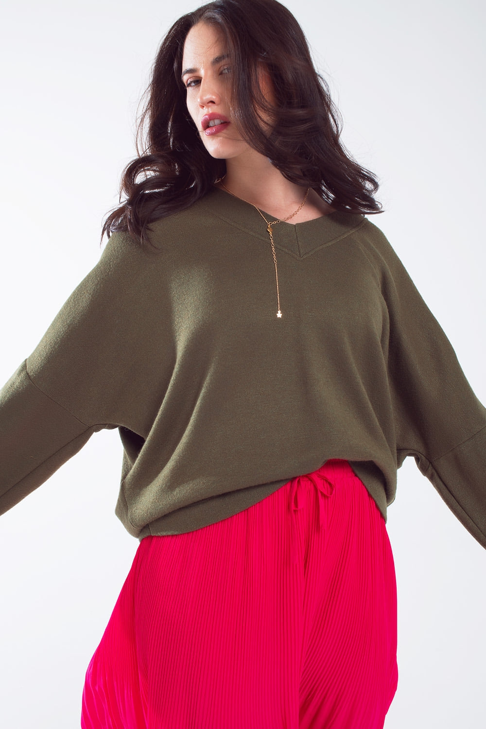 jersey fino oversize de manga larga y escote en V en color verde oliva.