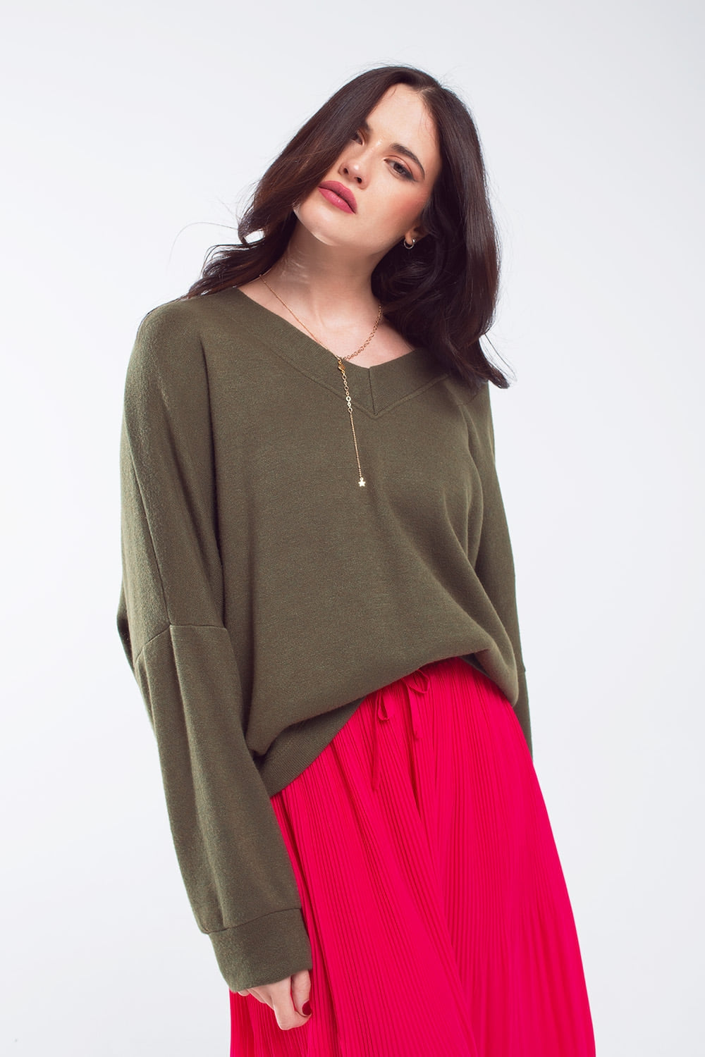 Modelo con jersey fino oversize de manga larga y escote en V en color verde oliva.