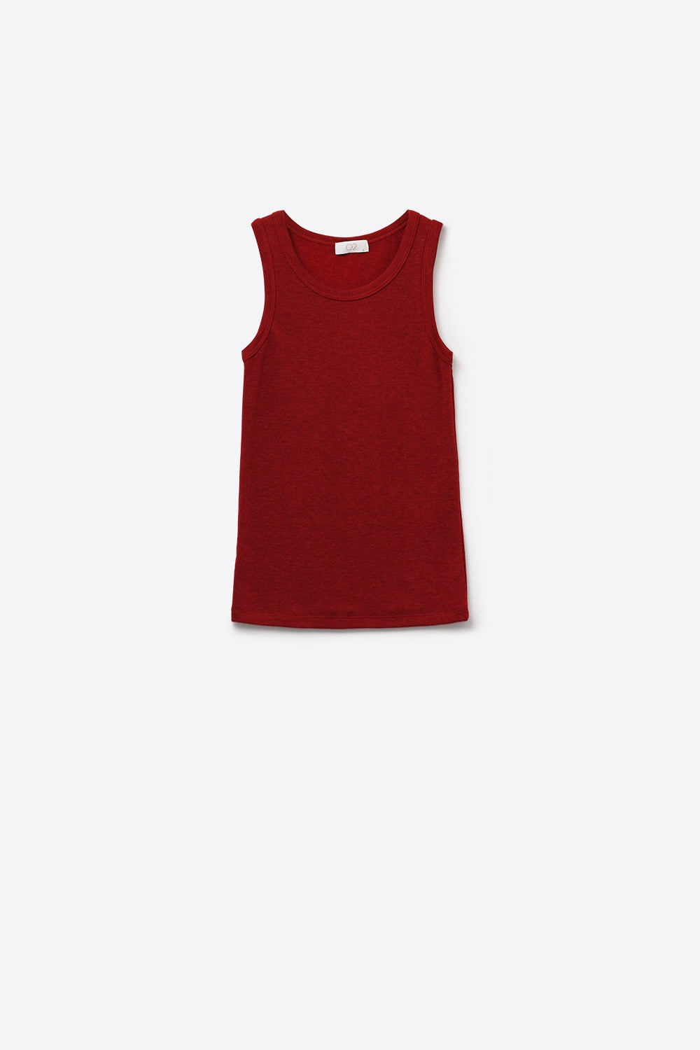 Camiseta roja sin mangas sobre fondo neutro
