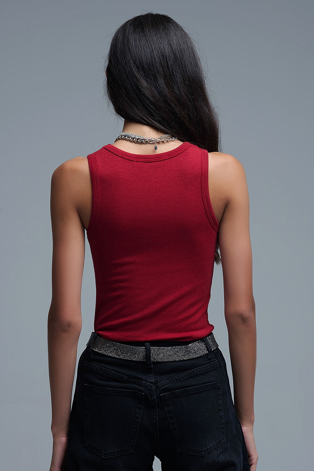 Vista trasera de la camiseta roja sin mangas