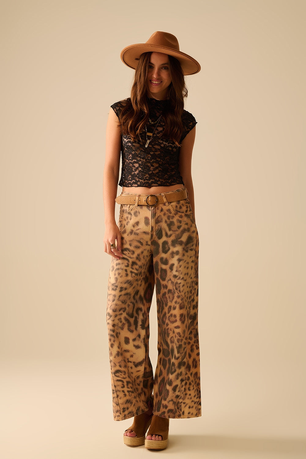 Camiseta romántica de encaje con mangas casquillo en negro