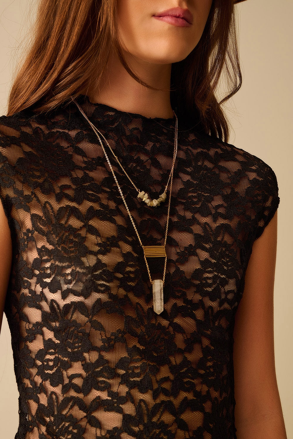 Camiseta romántica de encaje con mangas casquillo en negro