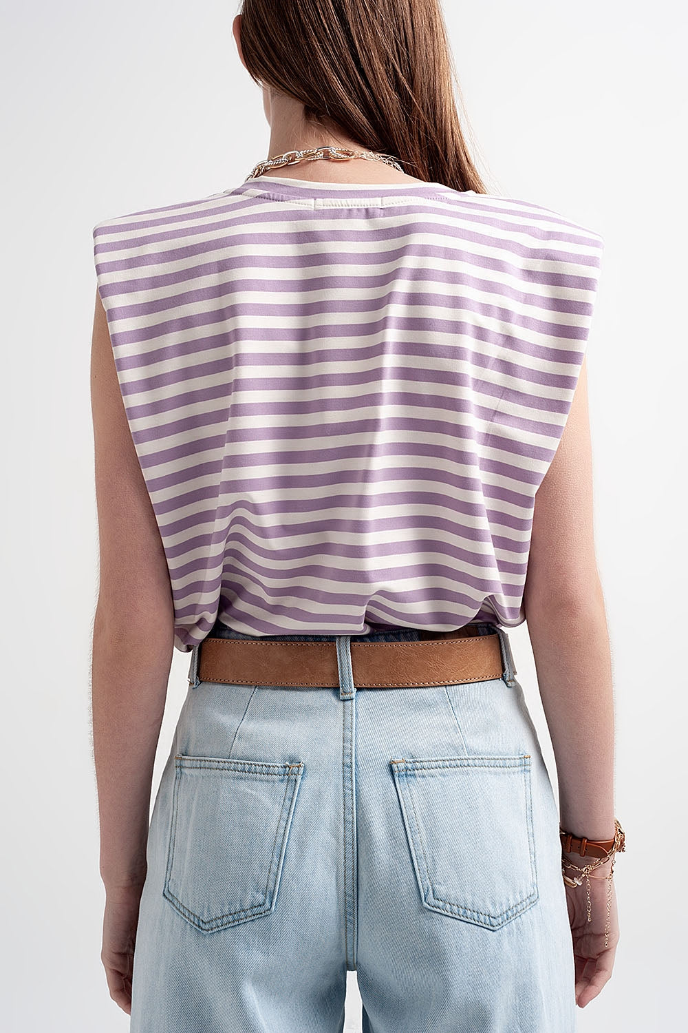 Camiseta sin mangas con hombreras y diseño de rayas en morado