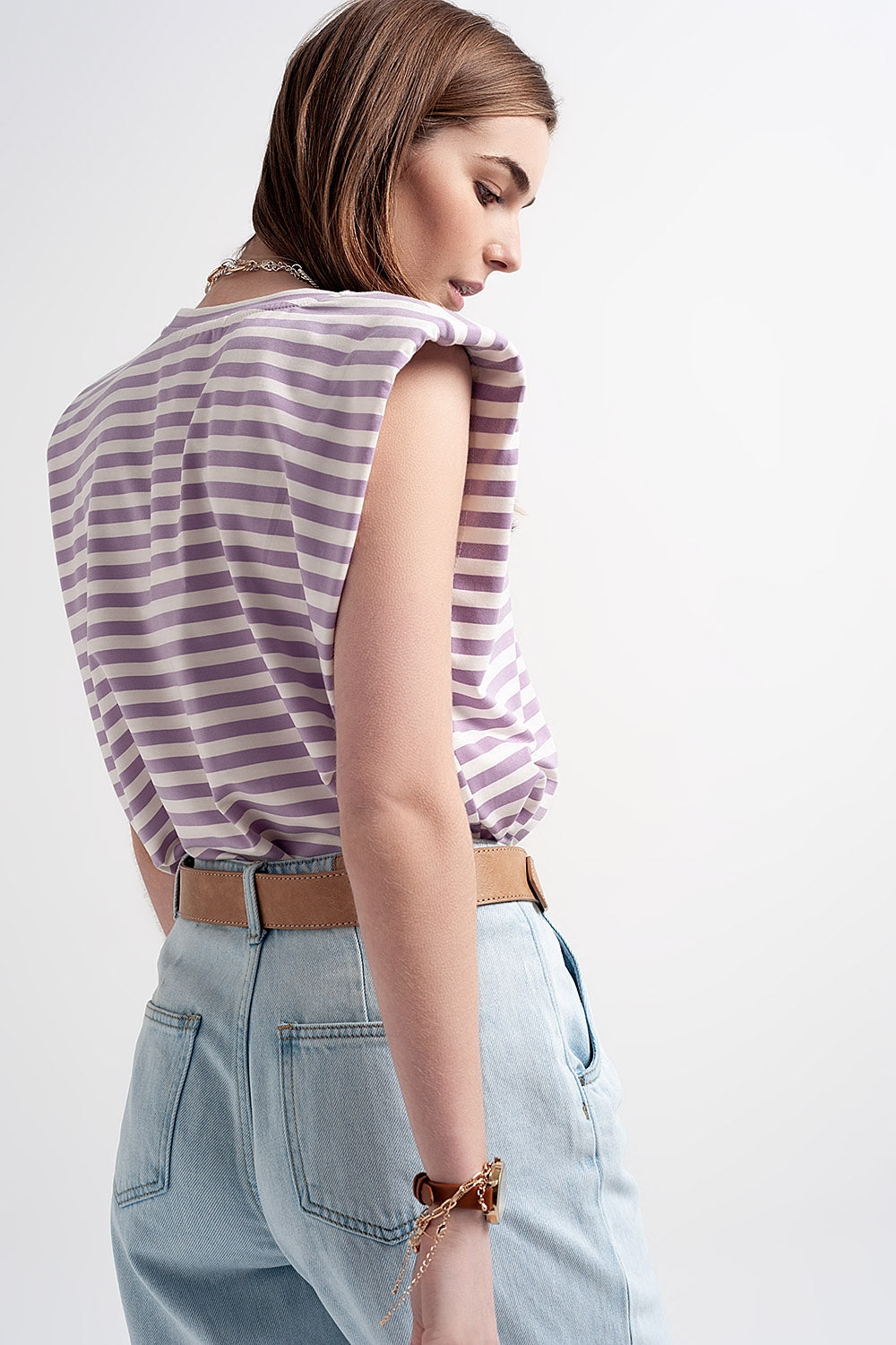 Camiseta sin mangas con hombreras y diseño de rayas en morado