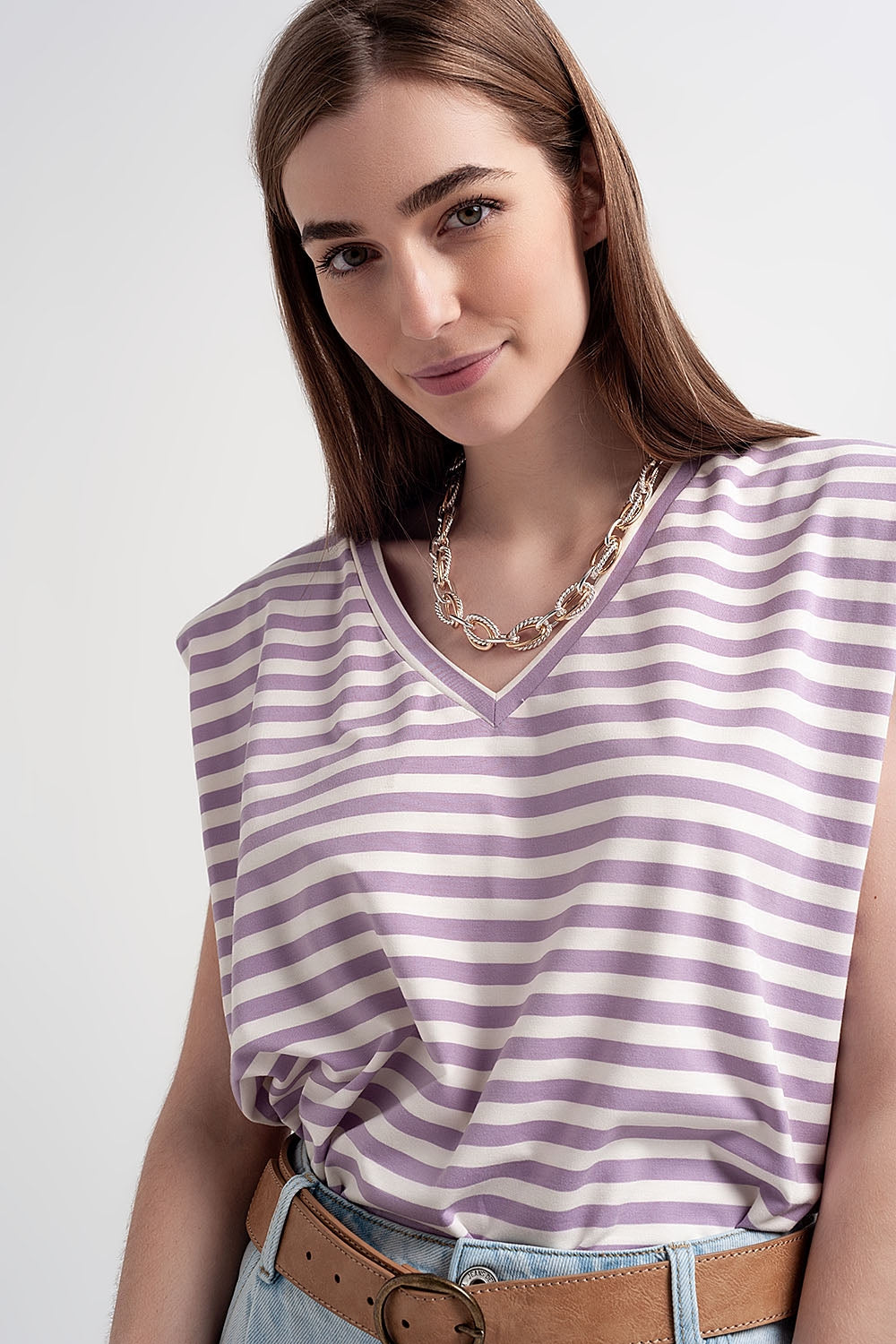 Camiseta sin mangas con hombreras y diseño de rayas en morado