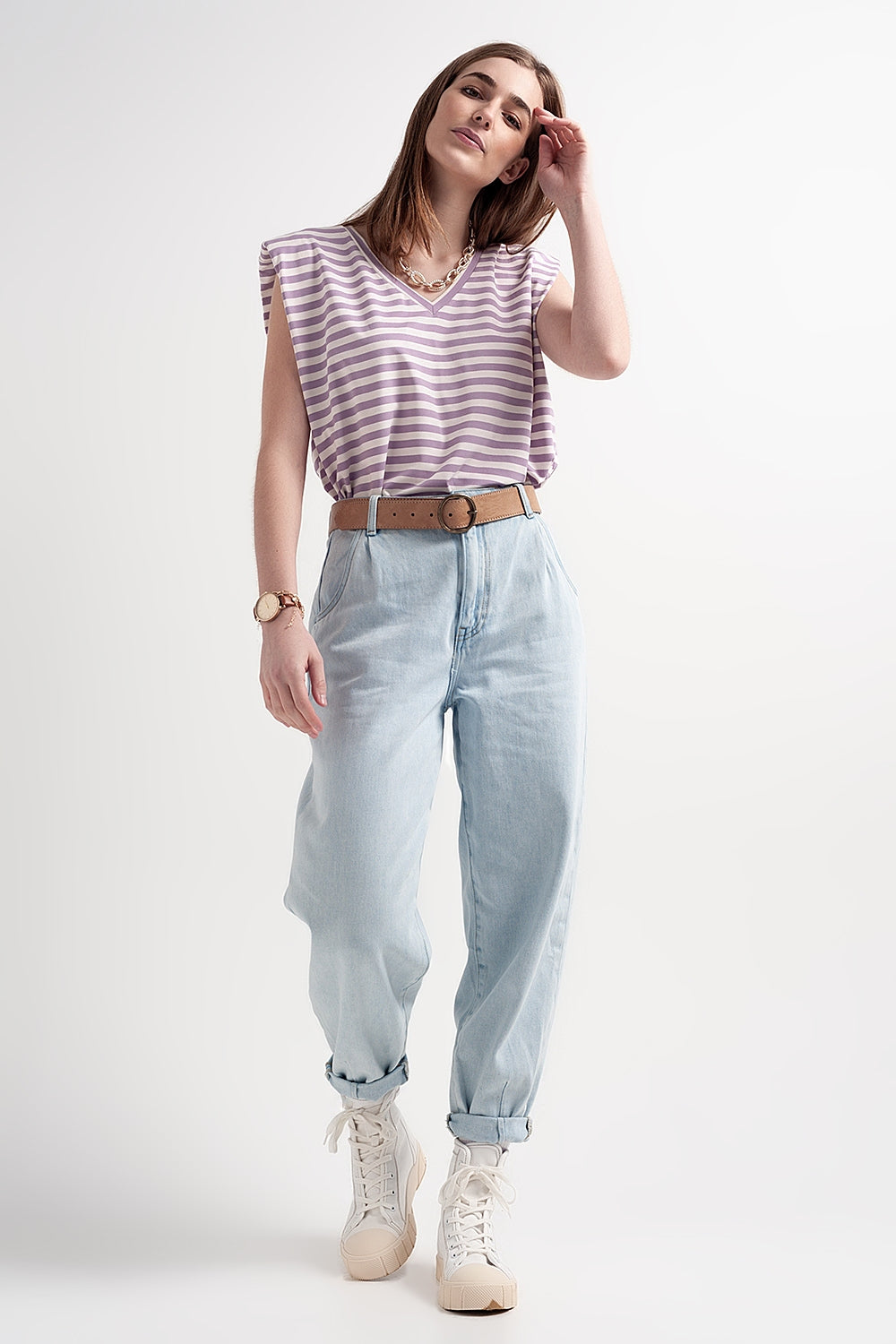 Camiseta sin mangas con hombreras y diseño de rayas en morado