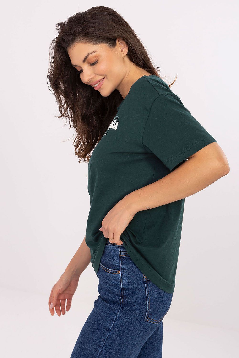  Vista lateral de camiseta verde con mensaje en el pecho