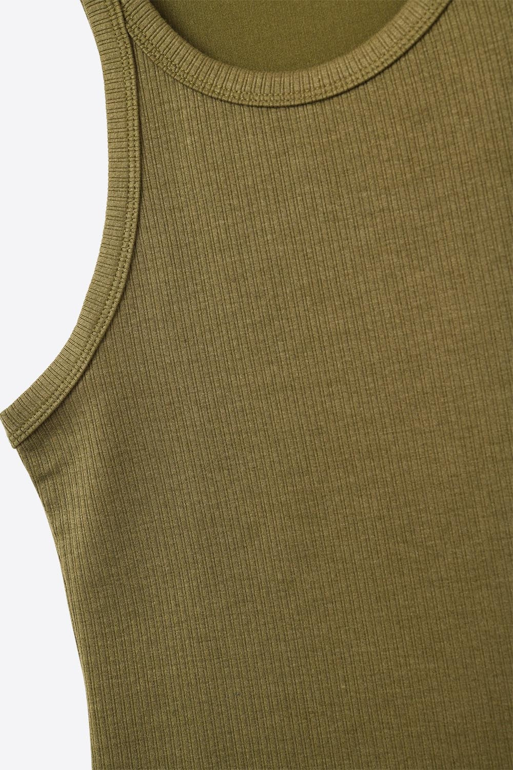 Camiseta Caqui ajustada con escote redondo y tirantes