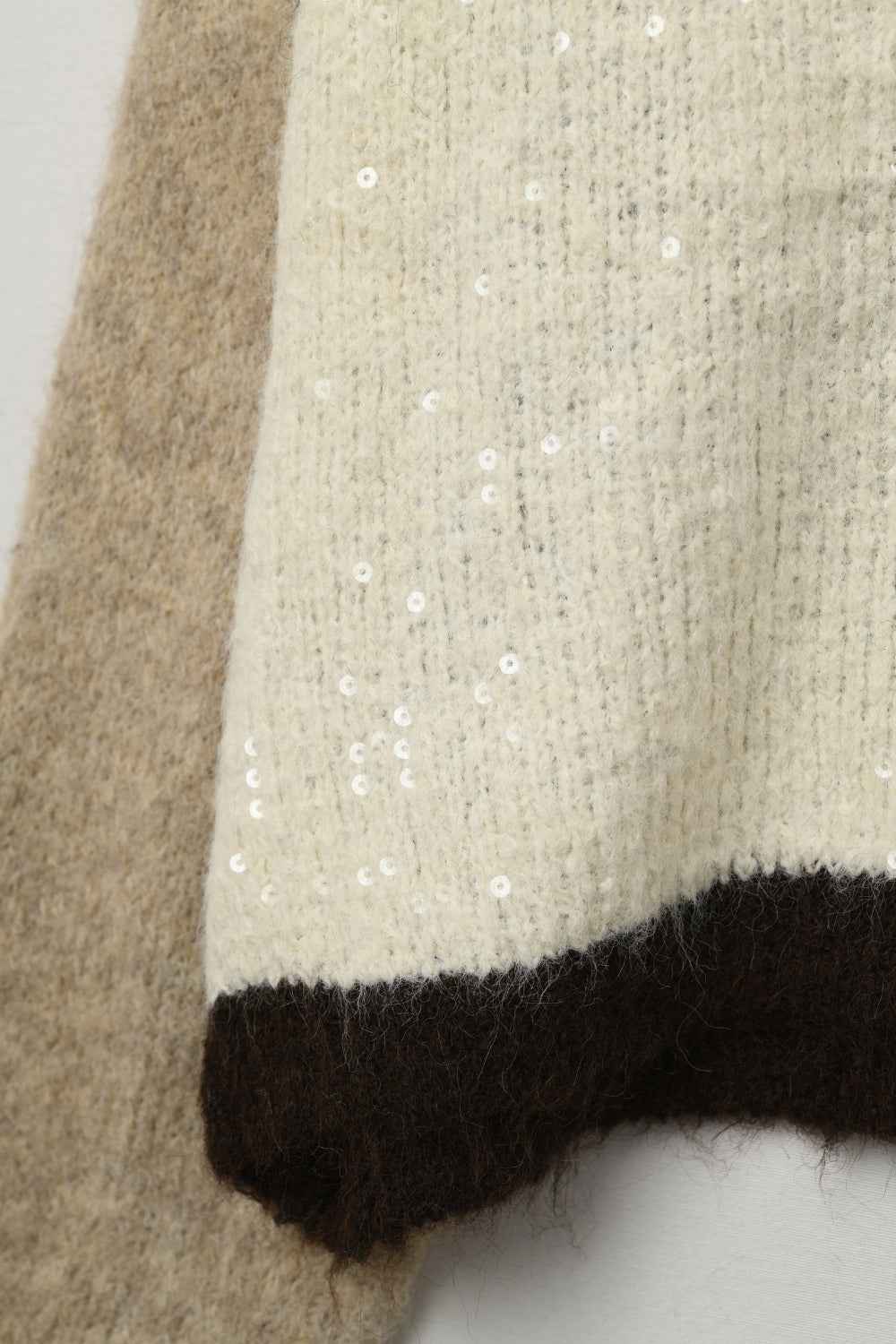 Cárdigan para mujer con diseño color block en beige y marrón, detalles de lentejuelas y corte amplio de punto mullido.