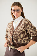 Cárdigan de mujer con estampado de leopardo y tacto pelo suave con botones, combinado con camisa blanca.
