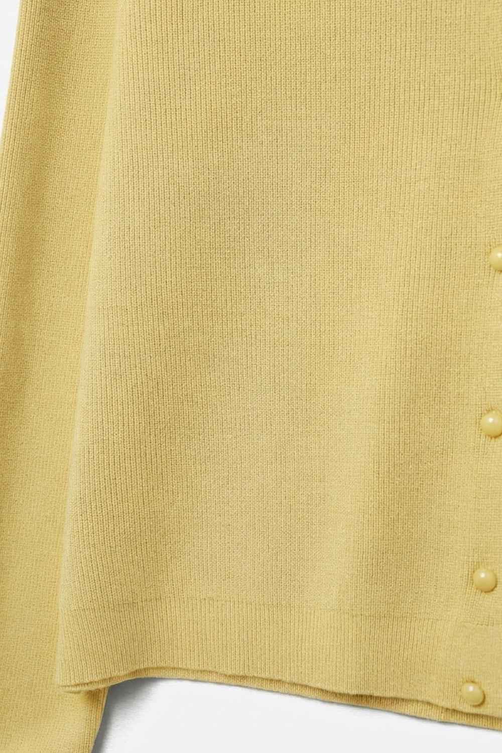 cárdigan de punto de canalé amarillo suave con botones de nácar 