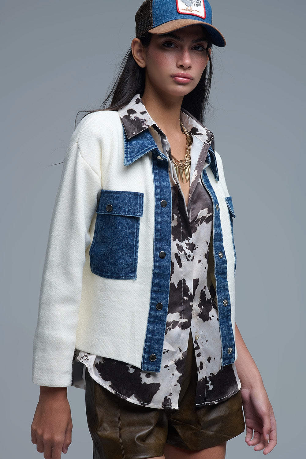 Cárdigan de punto color crema con detalles vaqueros azules