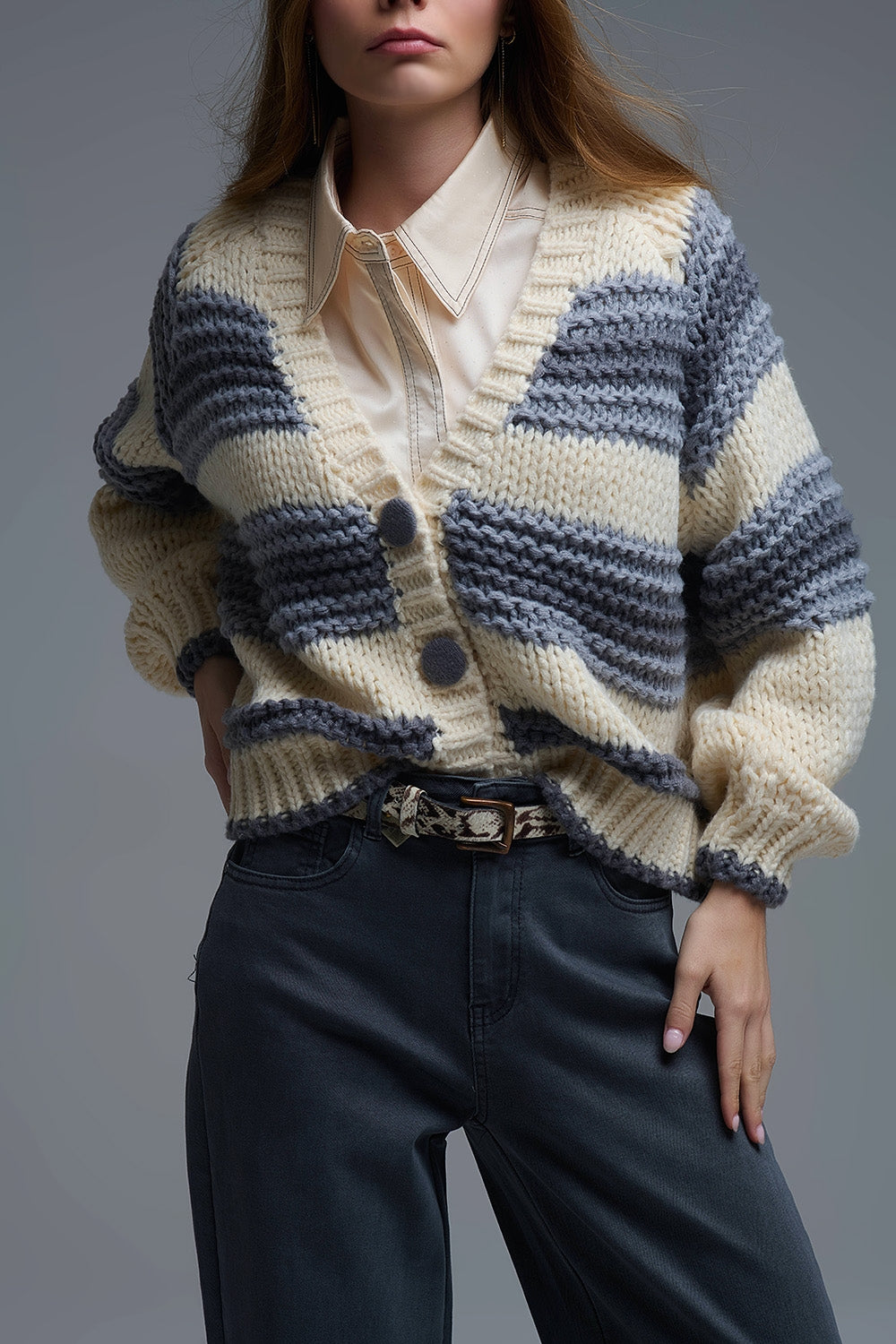 Cárdigan de punto grueso con cuello de pico a rayas gris y crema