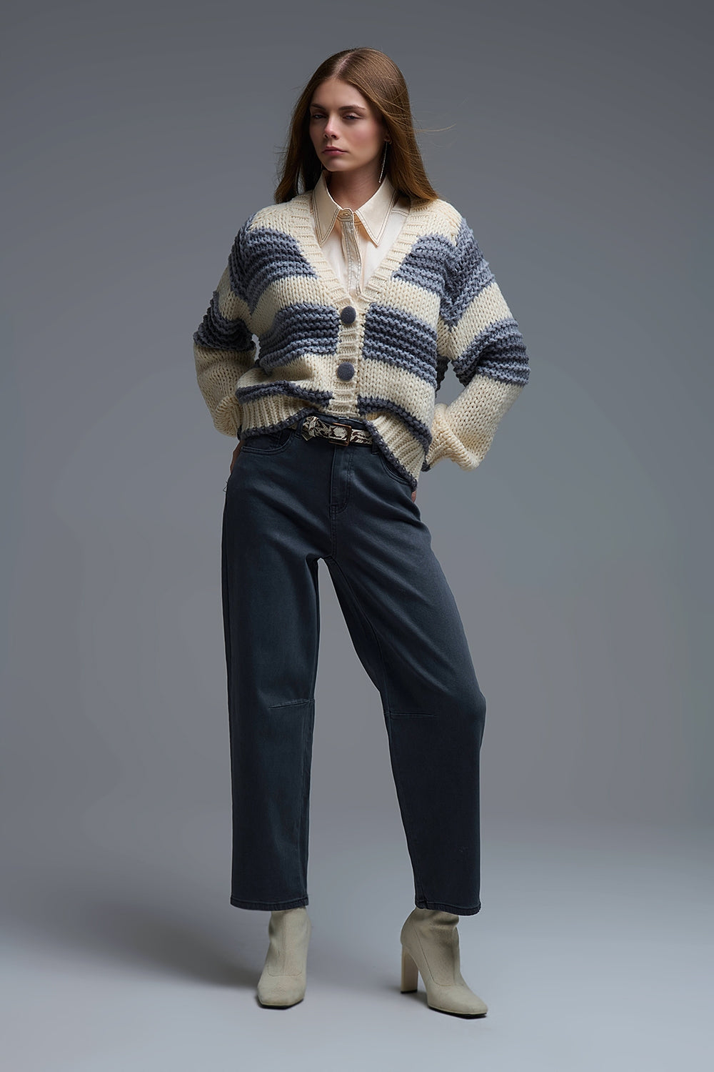 Cárdigan de punto grueso con cuello de pico a rayas gris y crema