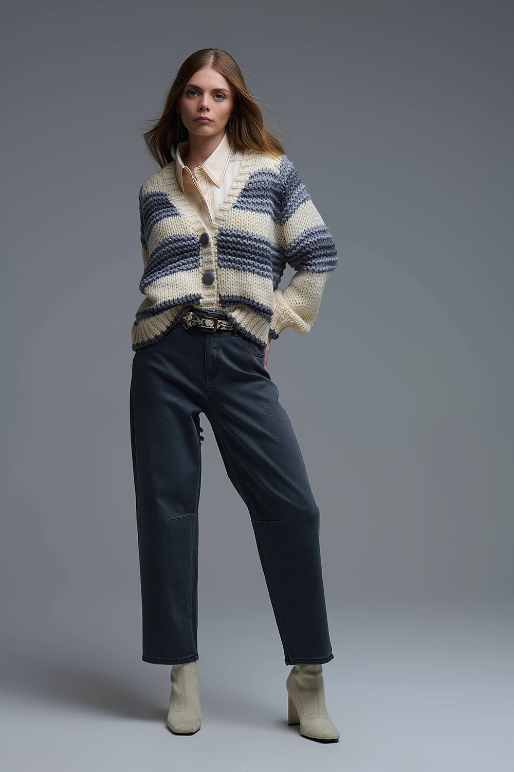 Cárdigan de punto grueso con cuello de pico a rayas gris y crema