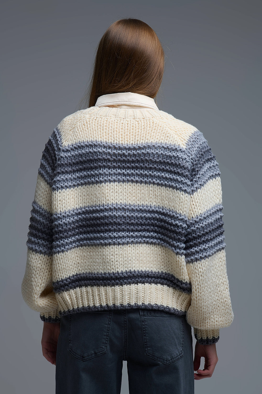 Cárdigan de punto grueso con cuello de pico a rayas gris y crema