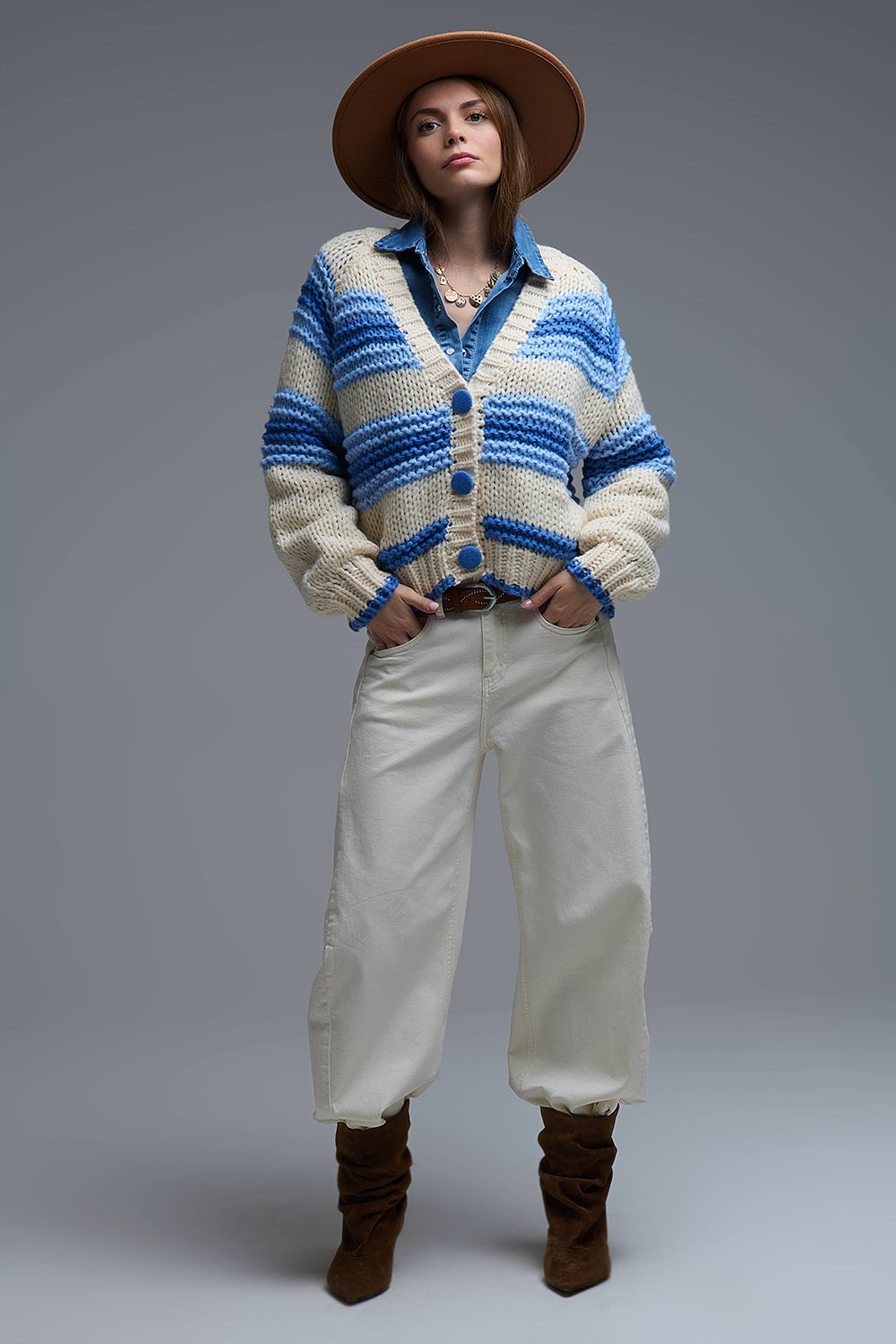 Cárdigan de punto grueso con cuello de pico en rayas azul y crema