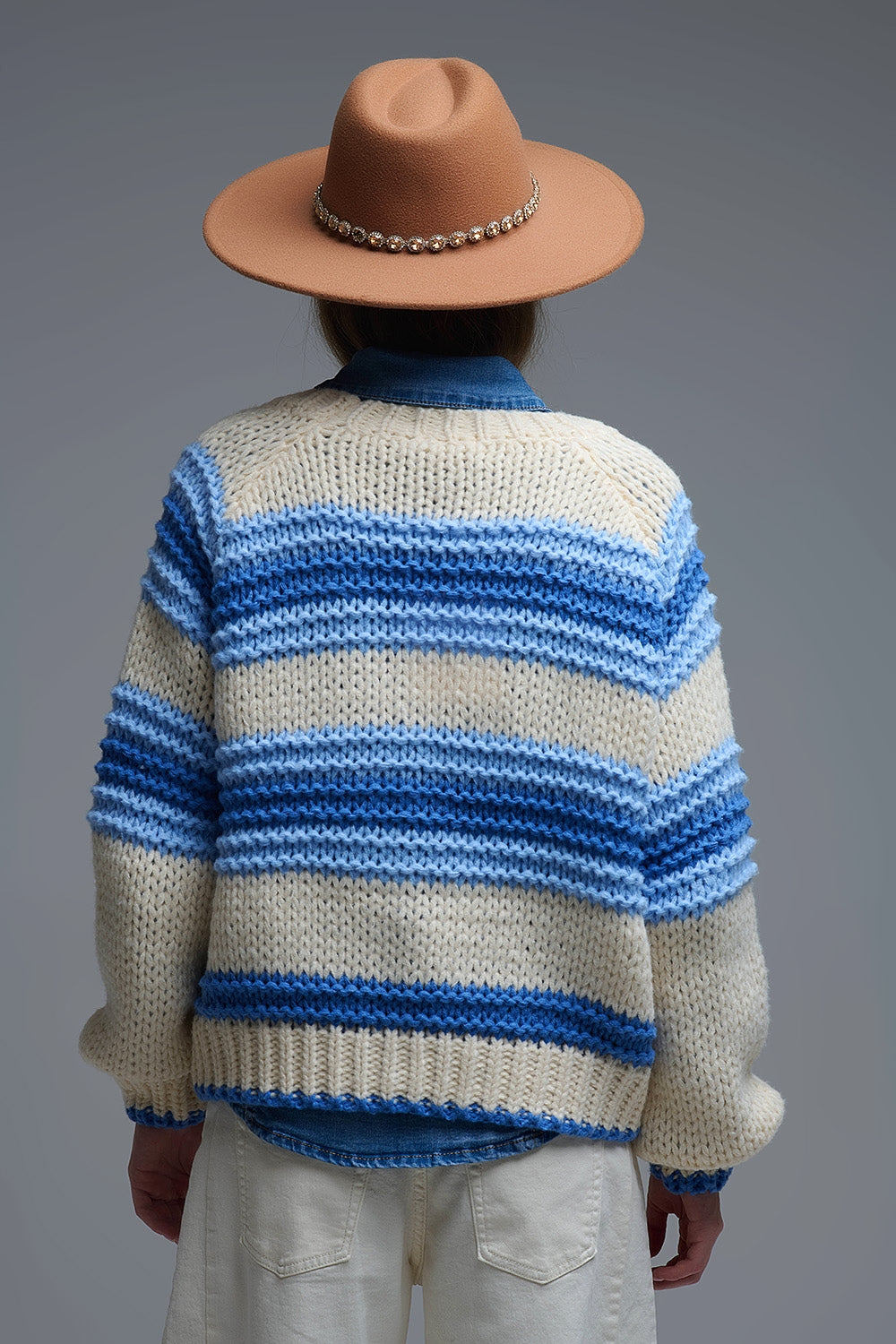 Cárdigan de punto grueso con cuello de pico en rayas azul y crema
