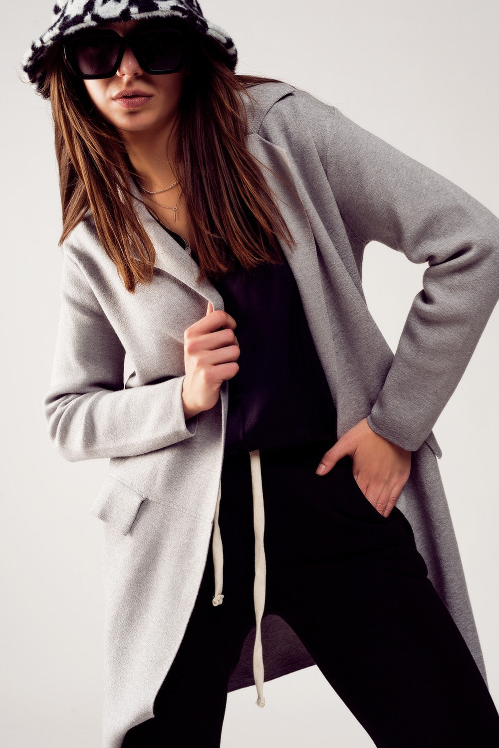 Cardigan extra grande en gris con solapas