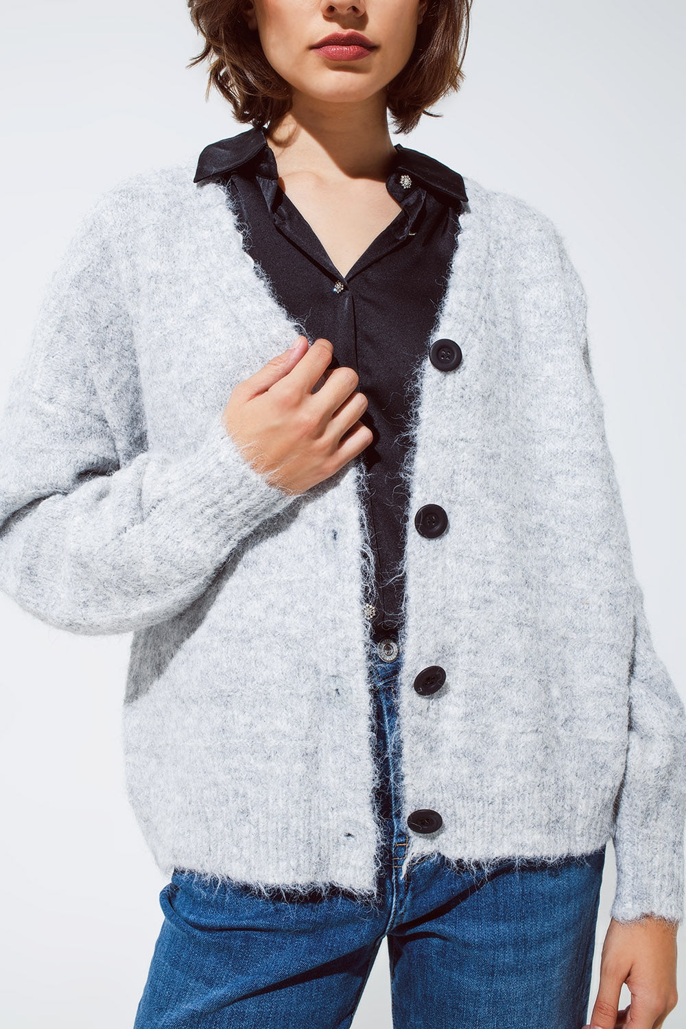 Cárdigan gris con cuello en V con detalle de puntilla