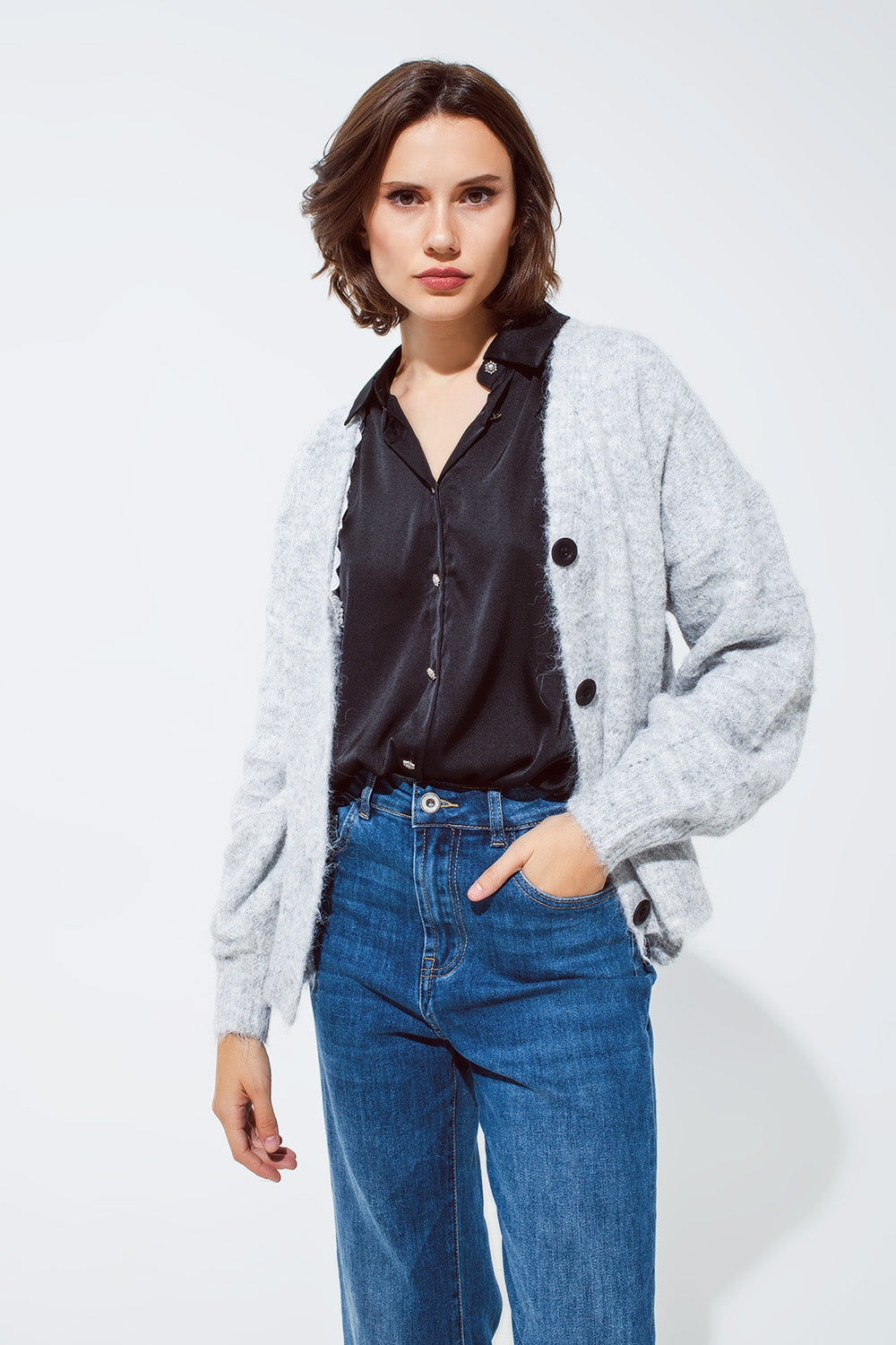 Cárdigan gris con cuello en V con detalle de puntilla