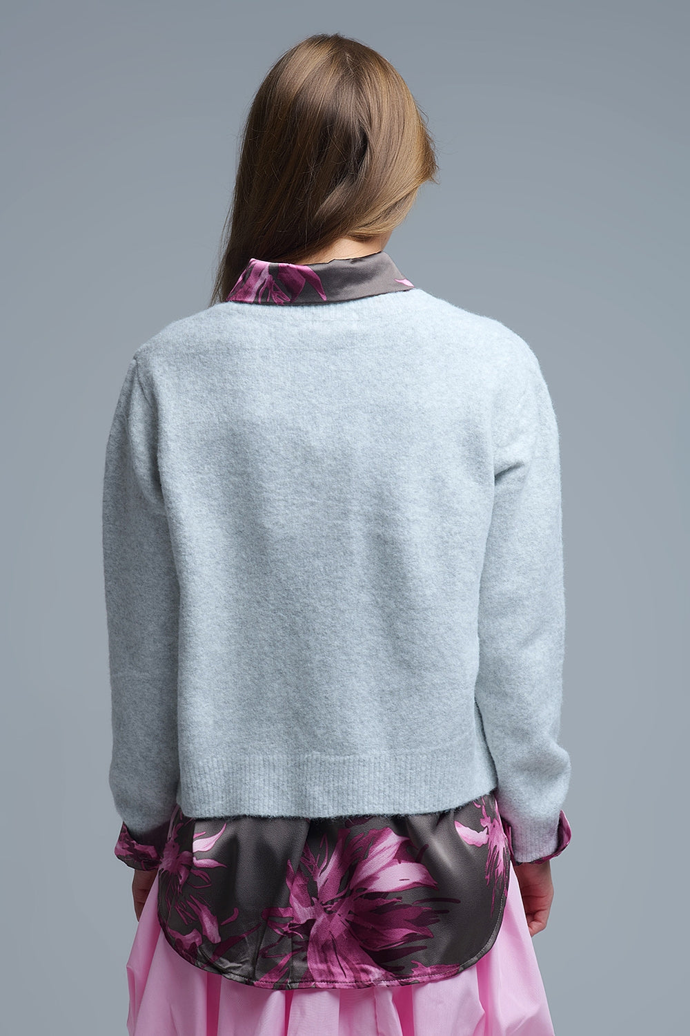 Cárdigan gris esponjoso con botones de corazón