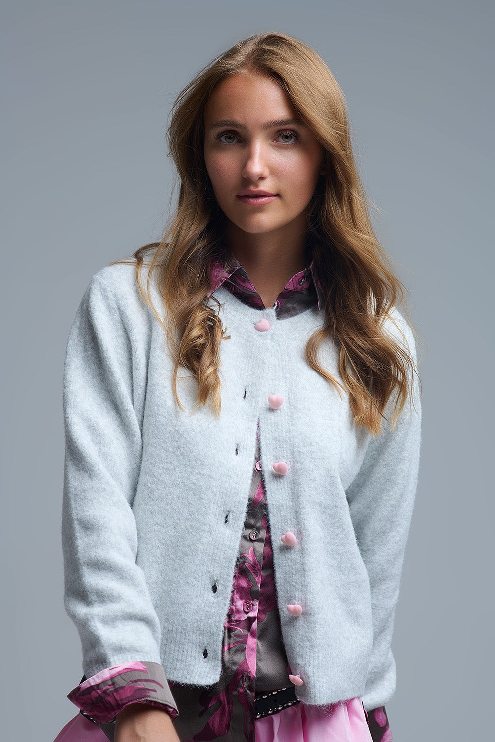 Cárdigan gris esponjoso con botones de corazón