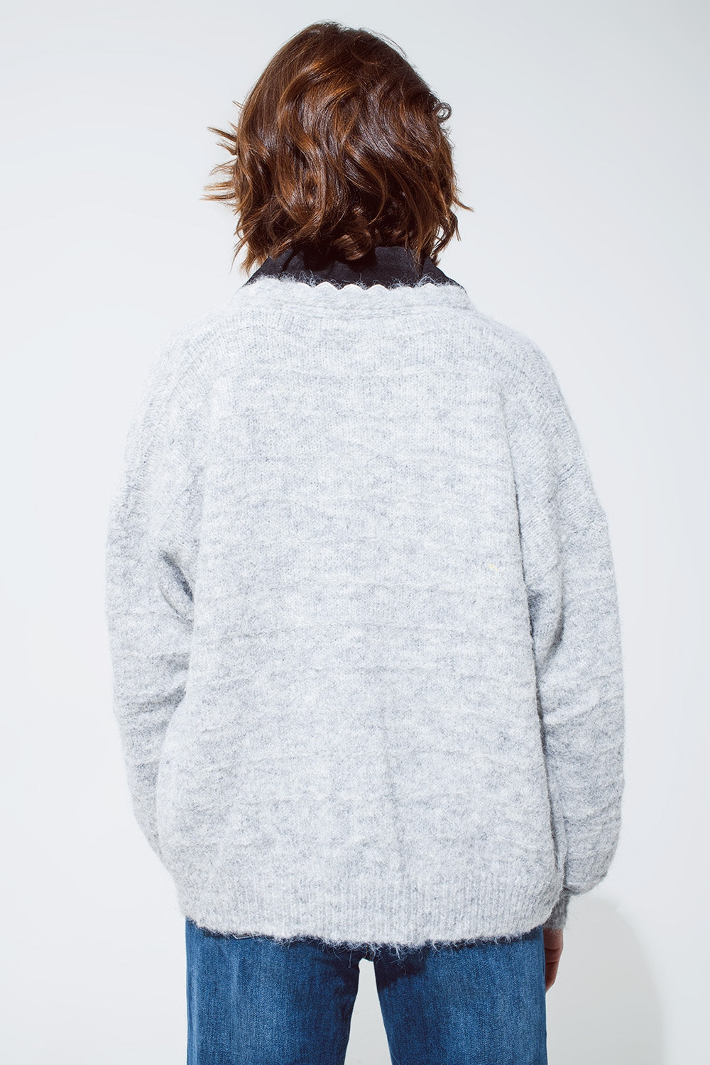 Cárdigan gris con cuello en V con detalle de puntilla