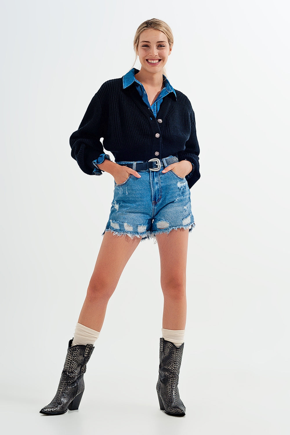 Cárdigan negro con manga larga y detalle de botones de strass