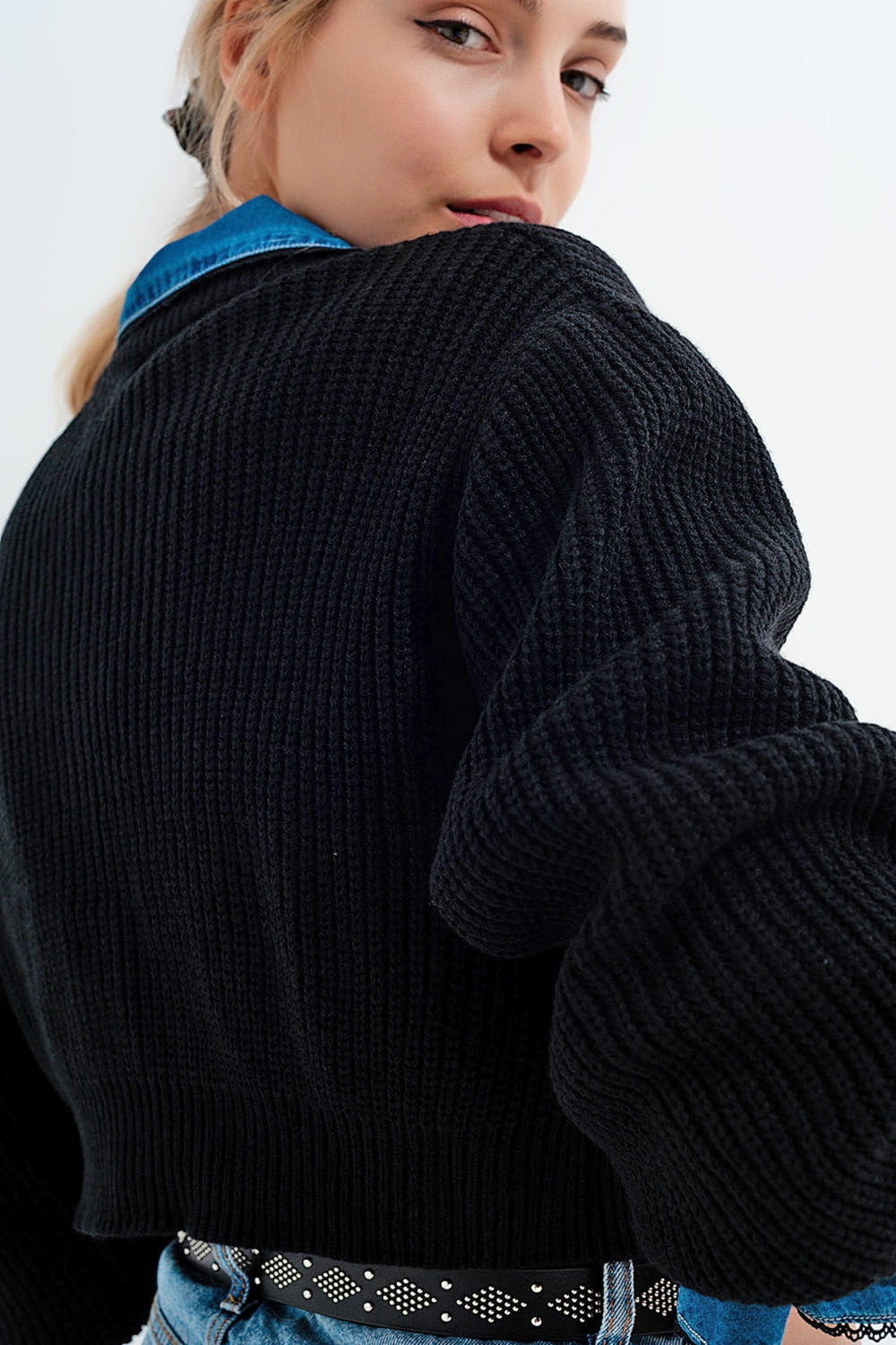 Cárdigan negro con manga larga y detalle de botones de strass